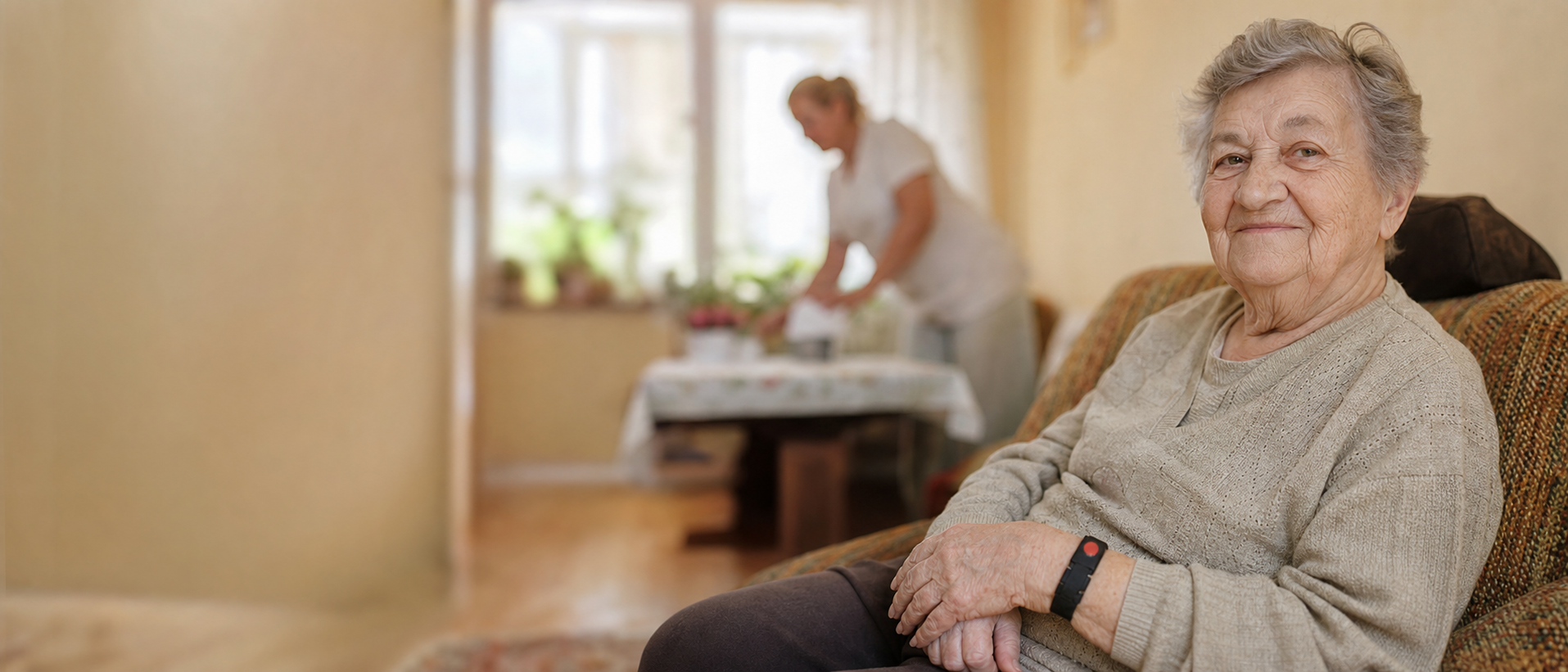 Senior z opaską teleopieki SOS